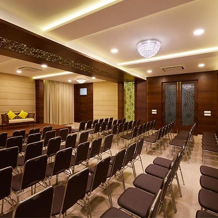 Hotel Kamar Residences And Banquets 첸나이 외부 사진