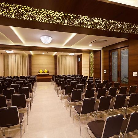 Hotel Kamar Residences And Banquets 첸나이 외부 사진