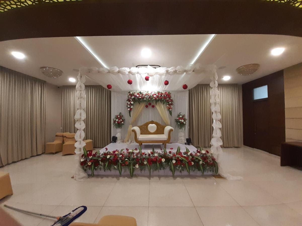 Hotel Kamar Residences And Banquets 첸나이 외부 사진