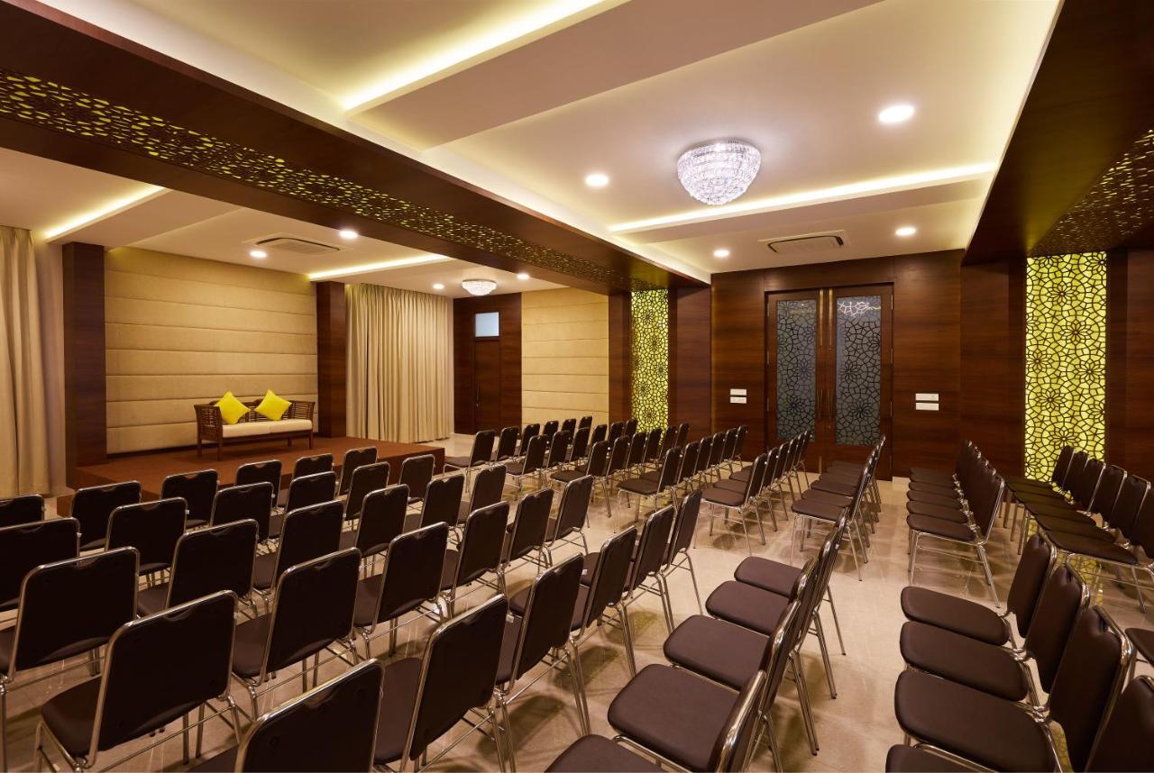 Hotel Kamar Residences And Banquets 첸나이 외부 사진
