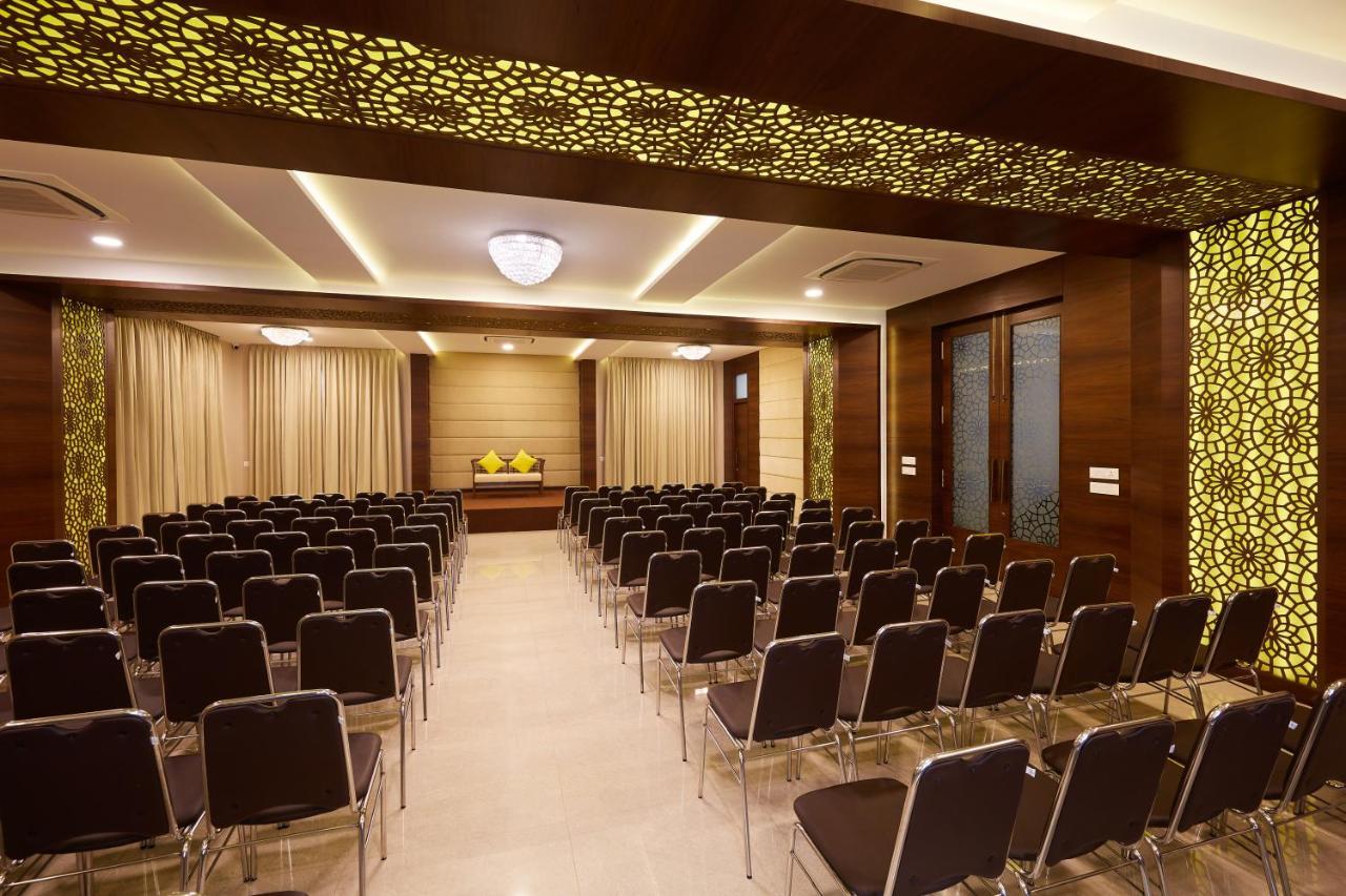 Hotel Kamar Residences And Banquets 첸나이 외부 사진